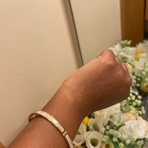 Source Unknown Gold-Tone Bangle with White Mother-of-Pearl Inlay